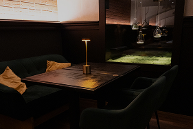 Obsluha na úrovni lounge klubu